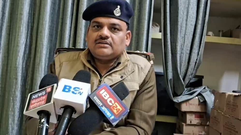 आबकारी इंस्पेक्टर विजय सिंह चंदेल मामले पर जानकारी देते हुए।