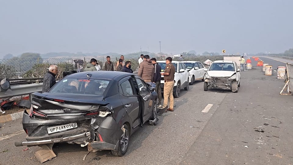 Nine Injured Including Four Women in Two Accidents on Baghpat Elevated Road Amid Dense Fog