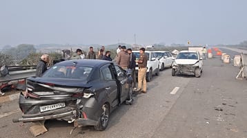 10 vehicles collided on Agra-Lucknow Expressway on due to fog 10 vehicles collided on Agra-Lucknow Expressway on due to fog