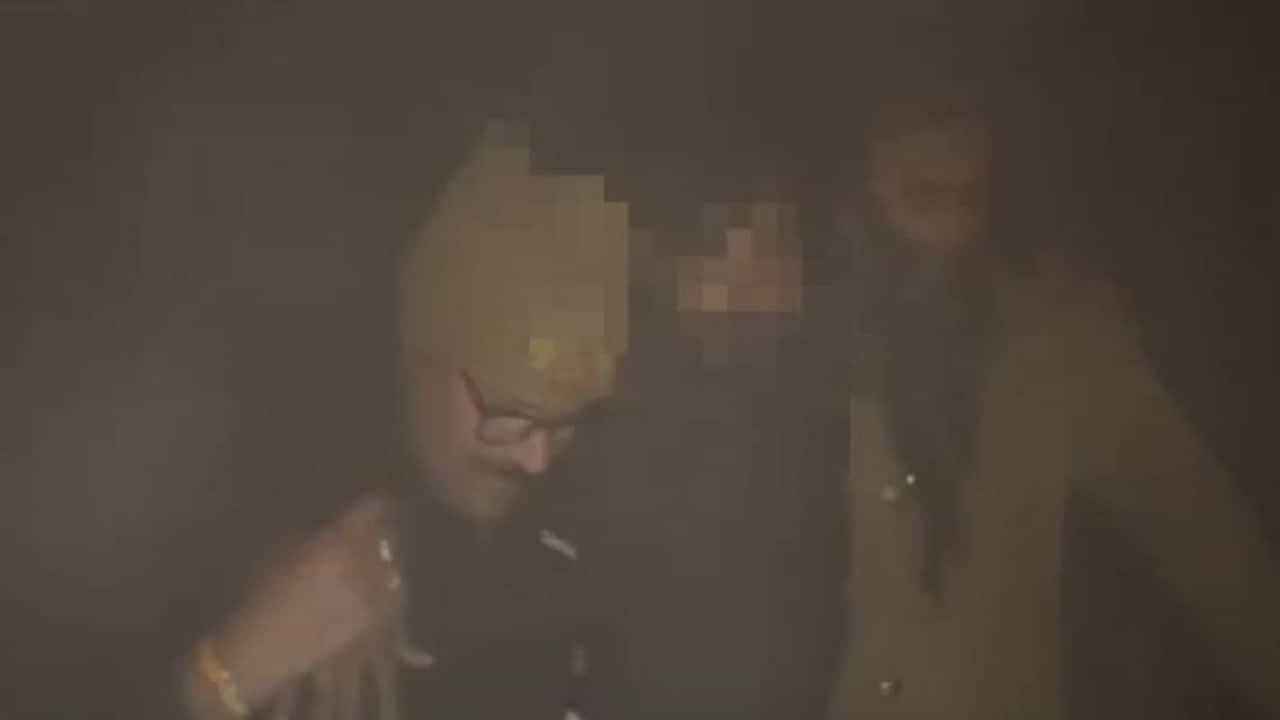 घायल आरोपी को लेकर जाते पुलिसकर्मी