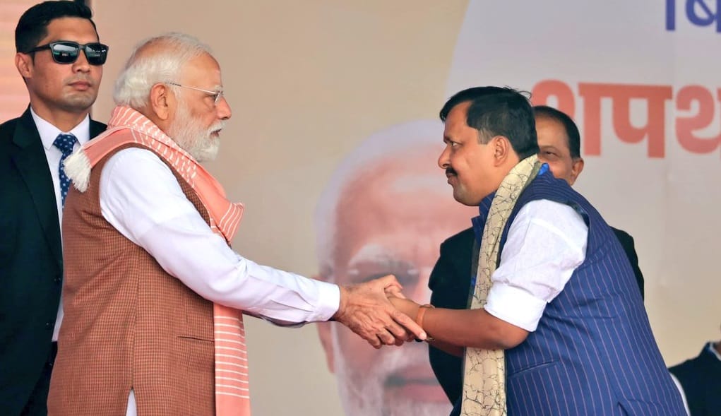 पीएम मोदी और मंत्री नितिन नवीन।