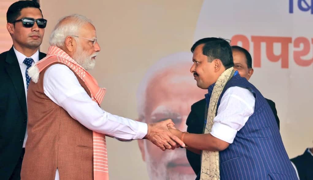 पीएम मोदी और मंत्री नितिन नवीन।