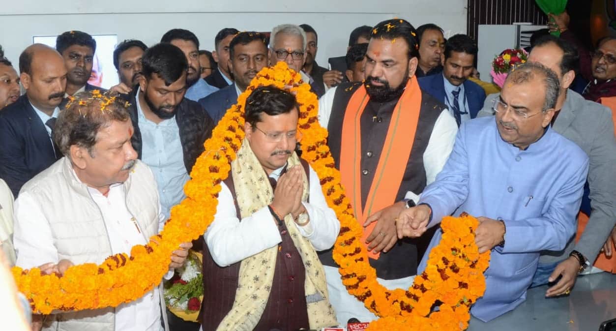 प्रदेश कार्यालय में नितिन नवीन को बधाई देते बिहार भाजपा के वरिष्ठ नेता।