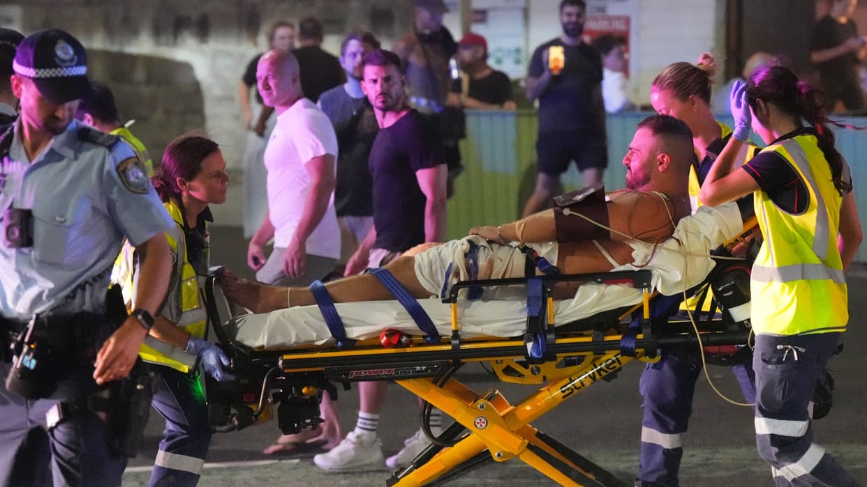 Australia’s Bondi Beach shooting man confronting the gunman and disarming him