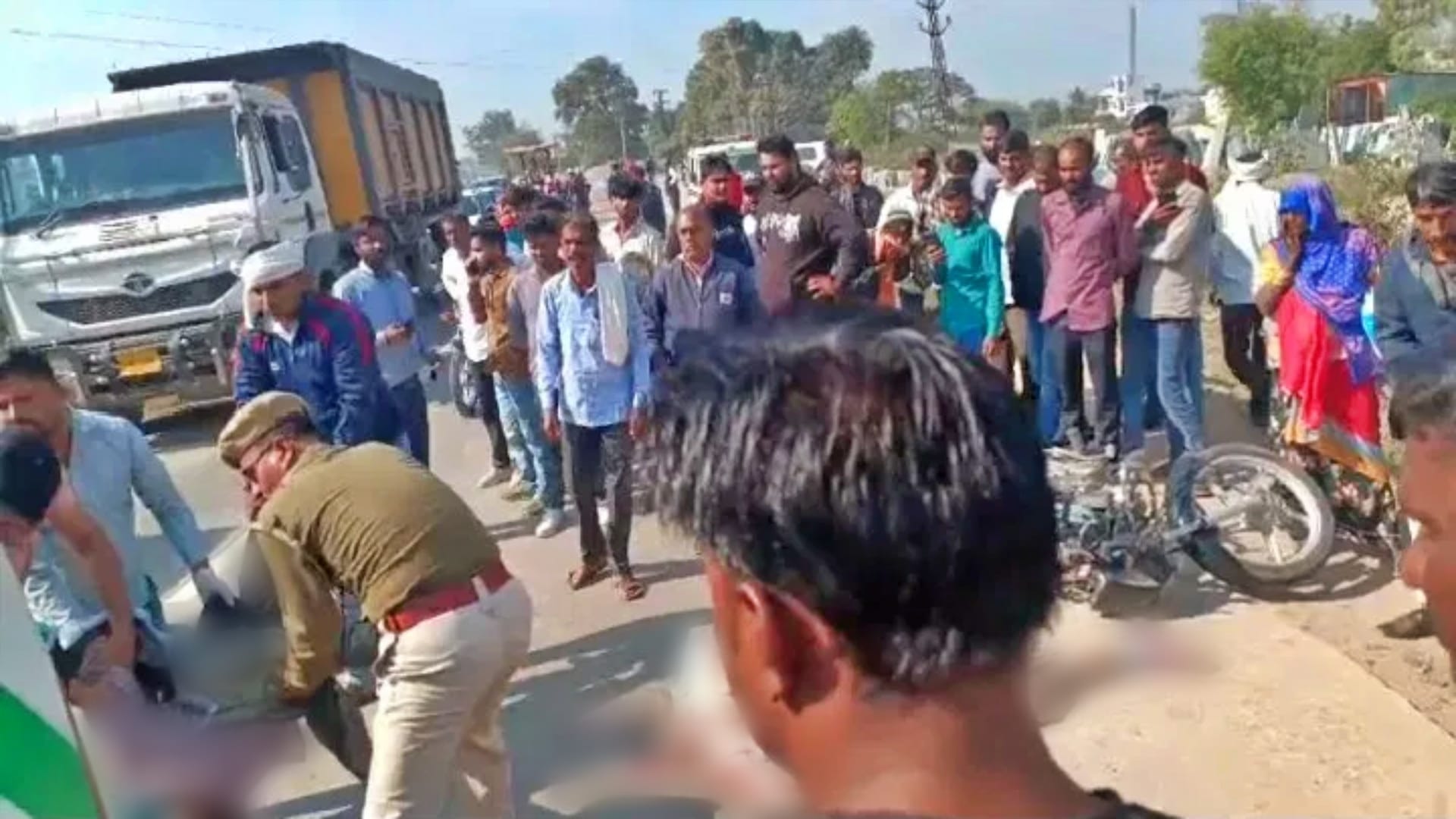 मौके पर मौजूद पुलिस और स्थानीय लोग