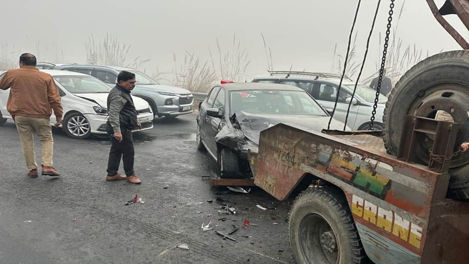 गजराैला हाईवे पर हुआ हादसा