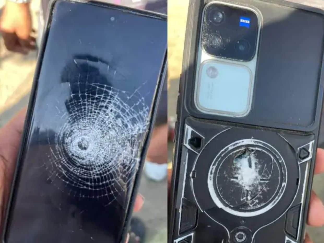 गोली से टूटा मोबाइल फोन।