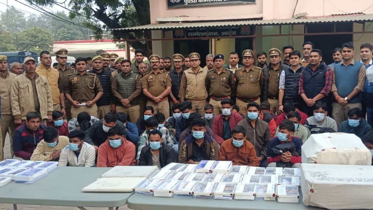 गिरफ्तार 32 साइबर ठगों के साथ पुलिस