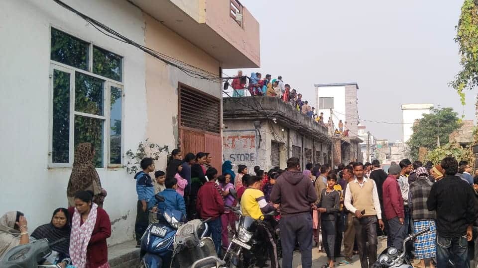 घटनास्थल पर इकट्ठा हुए लोग।