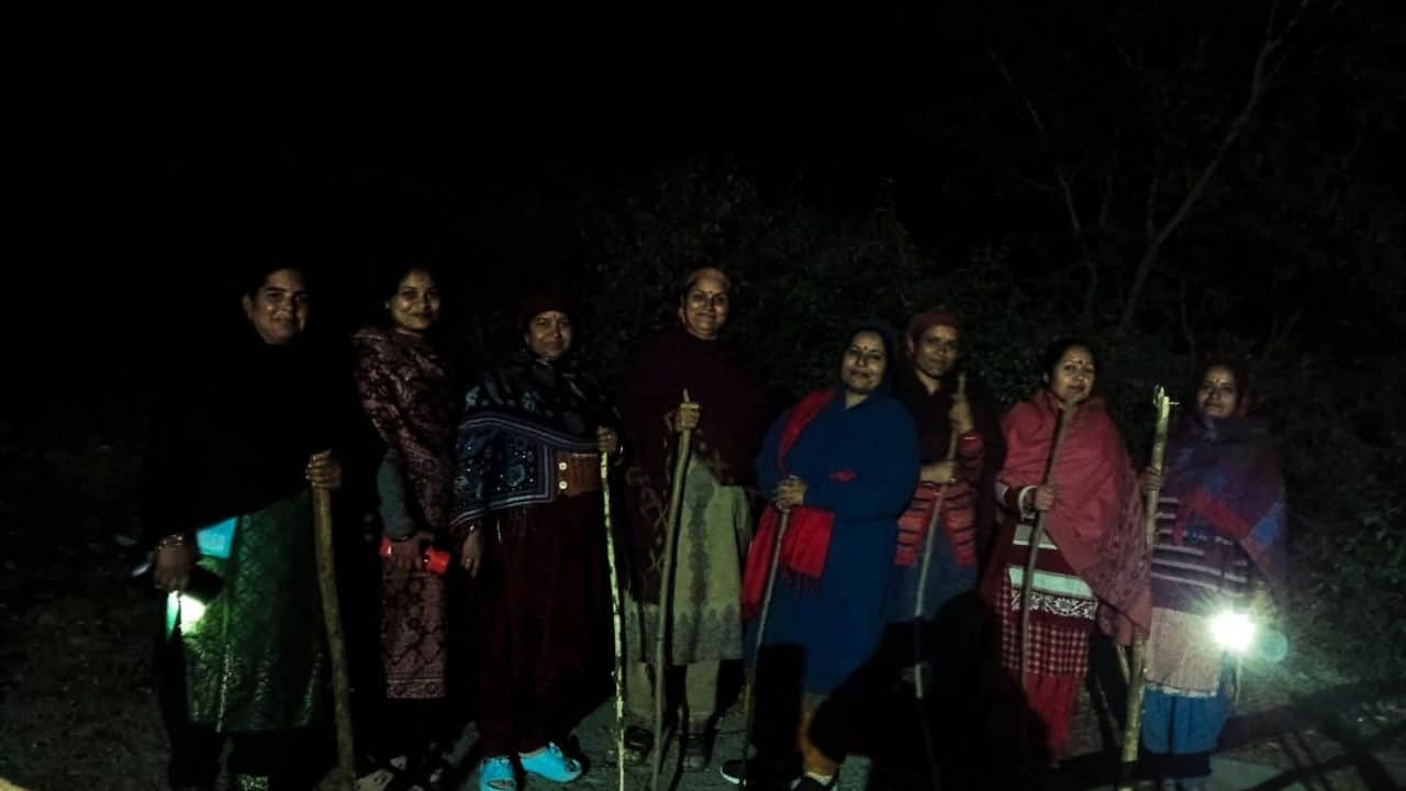 हाथ में लाठी लेकर पहरा देतीं महिलाएं।