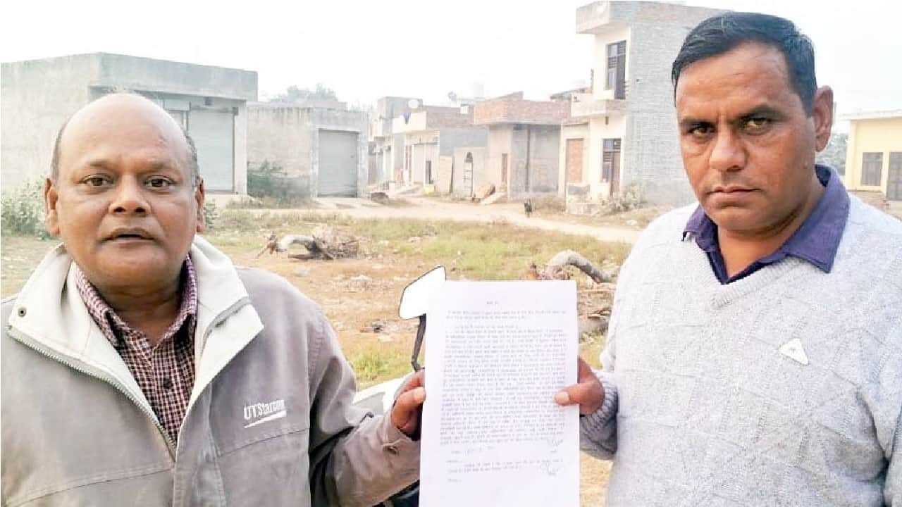 जानकारी देते हुए शिकायतकर्ता शमशेर सिंह।