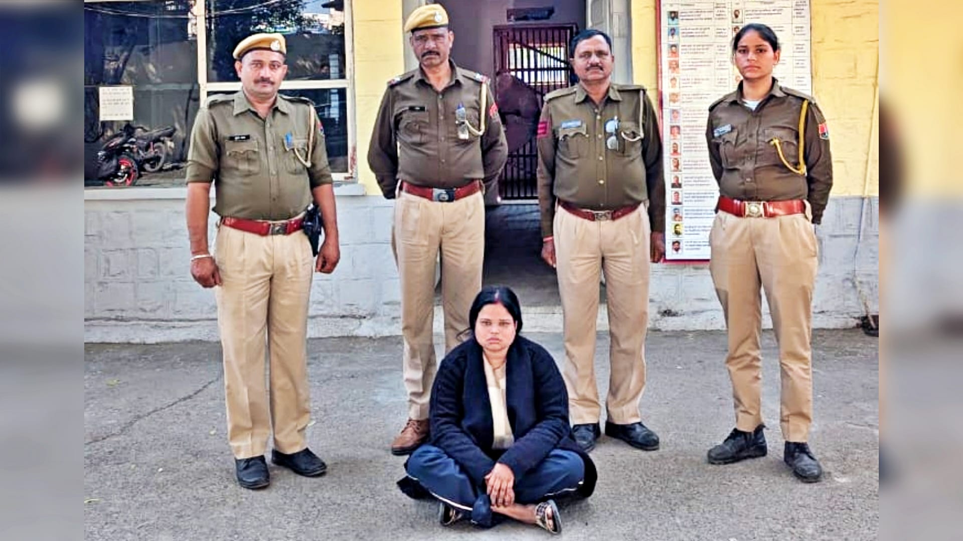 पुलिस की गिरफ्त में आरोपी महिला