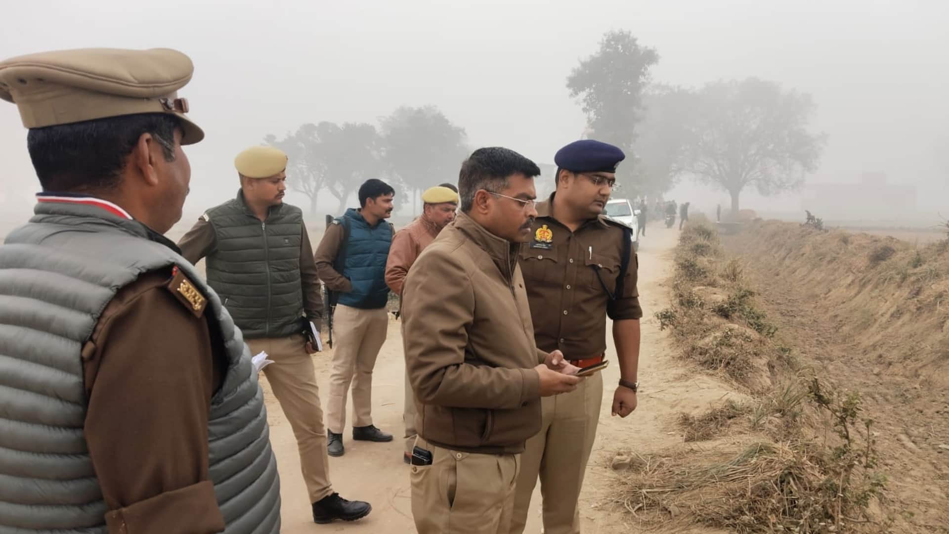 कनैली में बोरे में शव मिलने के बाद मौके पर पहुंची पुलिस।