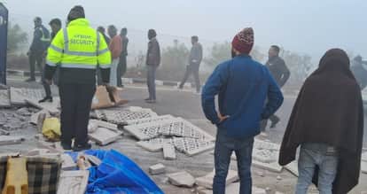 Unnao Accident loader overturned on  expressway 10 vehicles collided from behind driver died four were injured