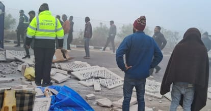 Unnao Road Accident: एक्सप्रेसवे पर लोडर पलटा…पीछे से भिड़े 10 वाहन, चालक की मौत और चार गंभीर घायल, लगा जाम Unnao Accident loader overturned on expressway 10 vehicles collided from behind driver died four were injured