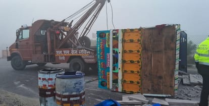 Unnao Road Accident: एक्सप्रेसवे पर लोडर पलटा…पीछे से भिड़े 10 वाहन, चालक की मौत और चार गंभीर घायल, लगा जाम Unnao Accident loader overturned on expressway 10 vehicles collided from behind driver died four were injured