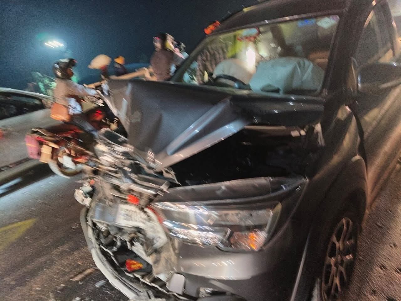 कार का आगे का हिस्सा बुरी तरह क्षतिग्रस्त।