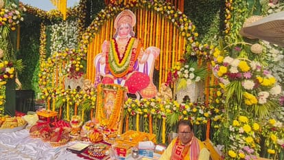 Devotees thronged to recitation Shri Hanuman Chalisa Baba Bageshwar gave his blessings