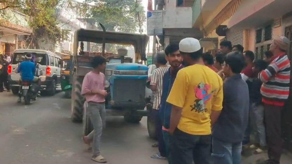 मौके पर जमा लोगों की भीड़।