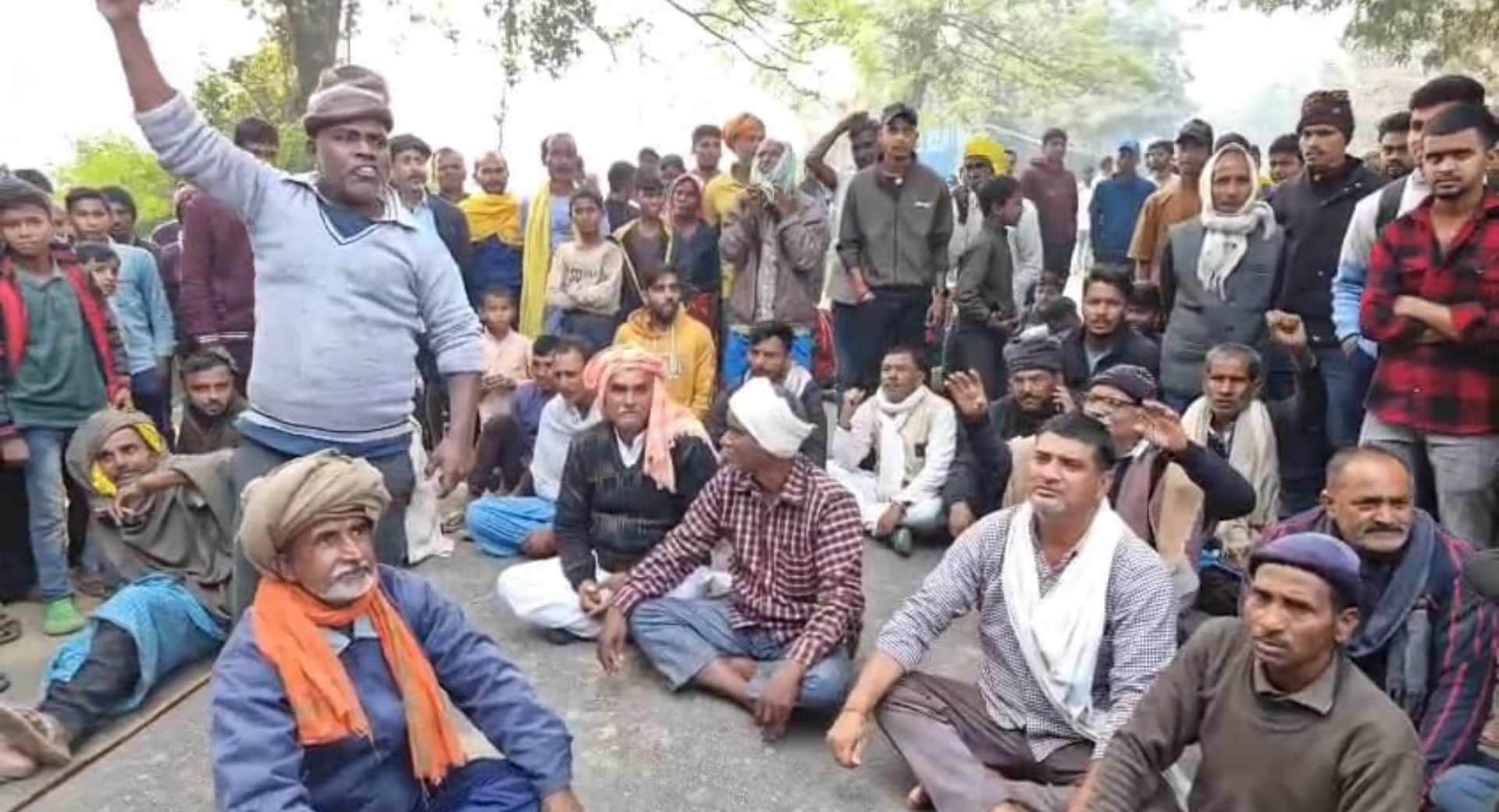 मौके पर मौजूद लोग