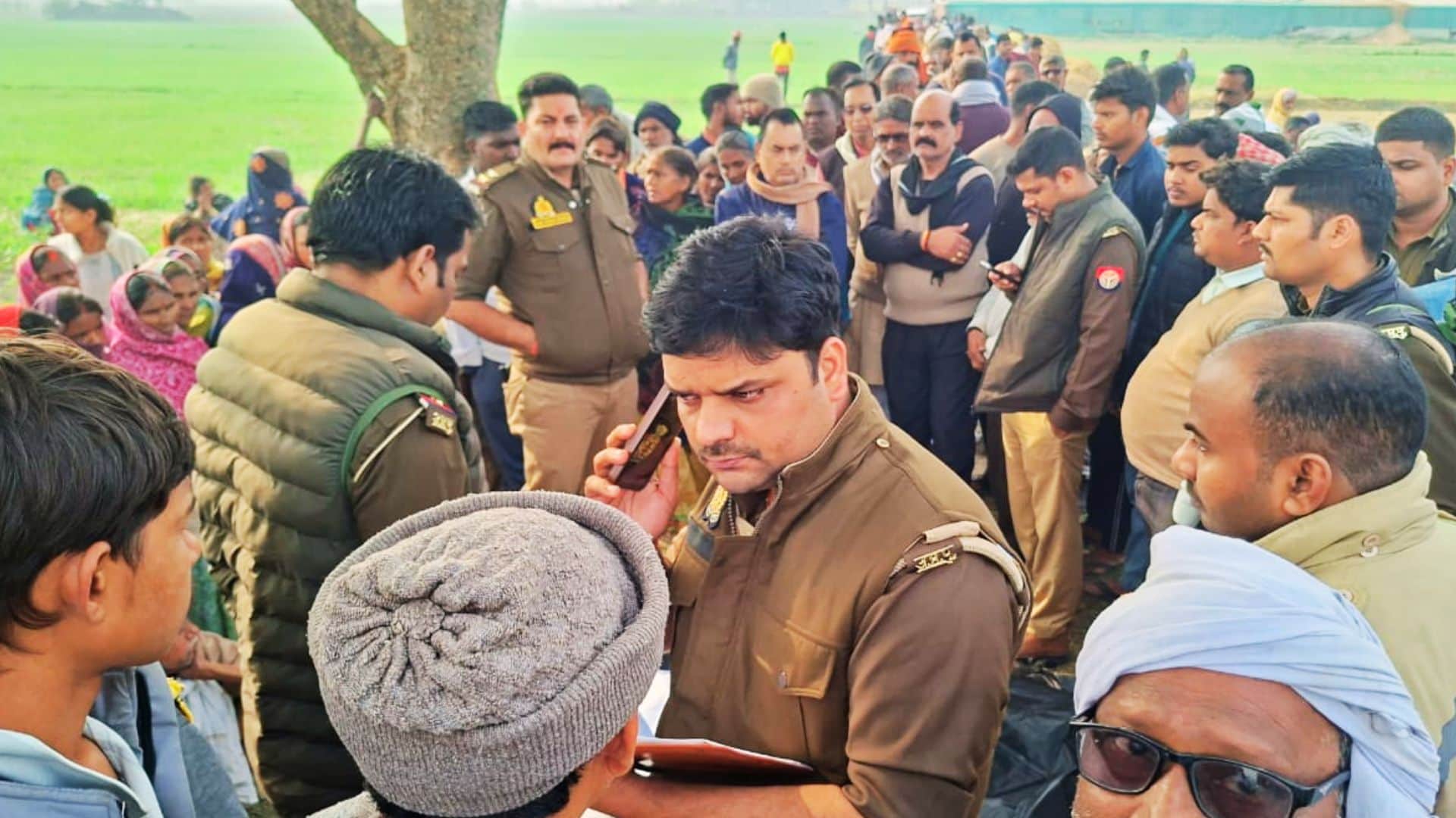 माैके पर माैजूद पुलिस और भीड़।