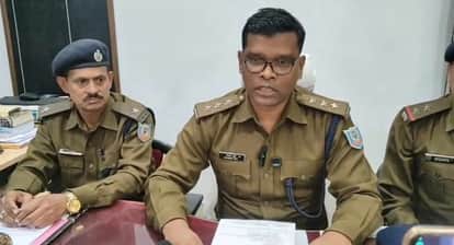chaibasa police arrest three criminals with illegal arms dacoity and robbery case busted