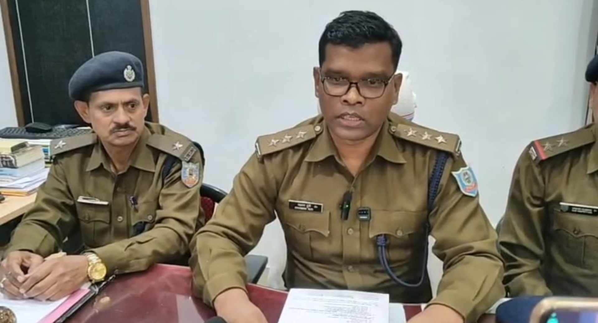 मामले की जानकारी देते पुलिस अधिकारी