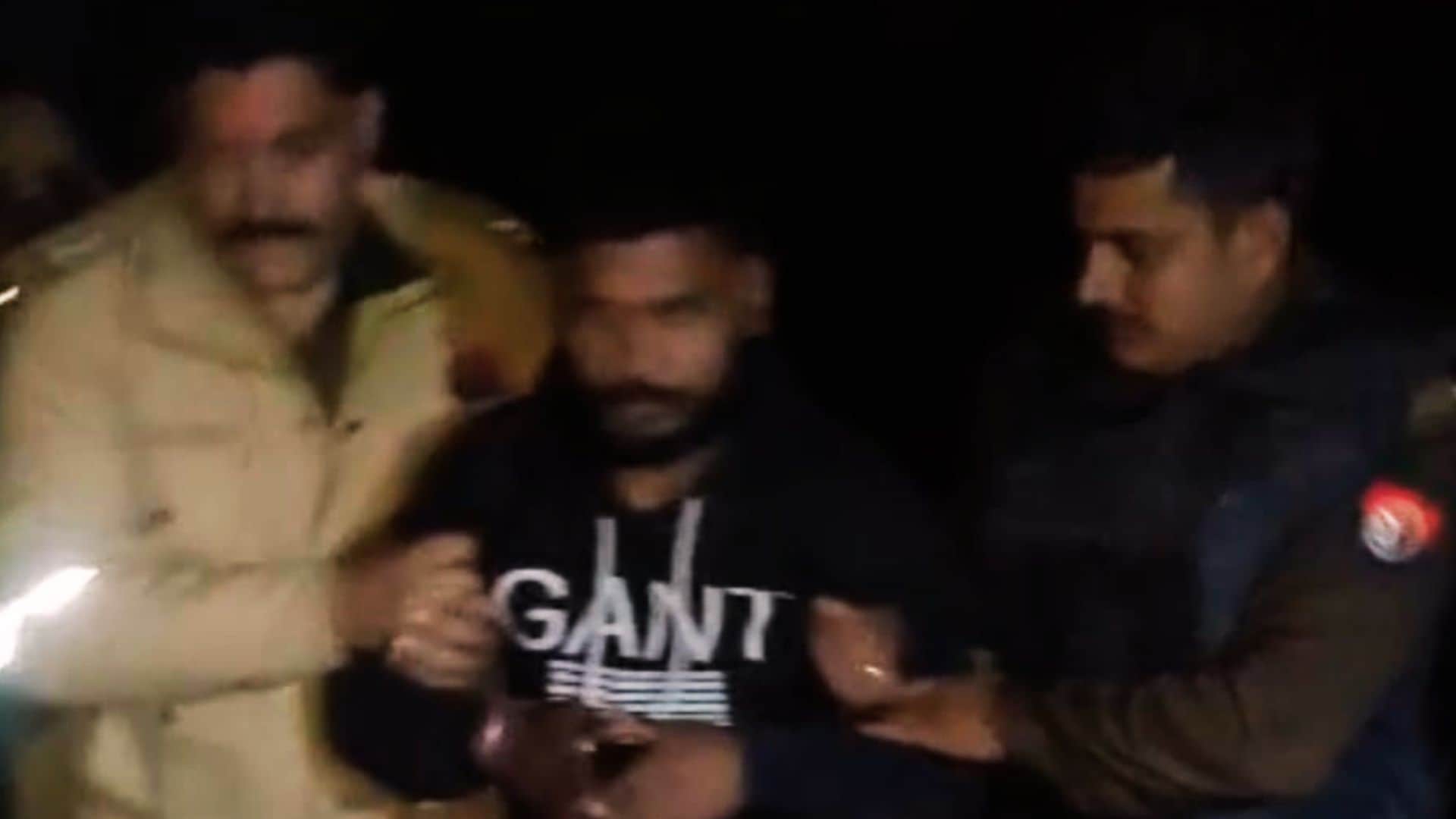 मुठभेड़ में घायल बदमाश को इलाज के लिए ले जाती पुलिस।