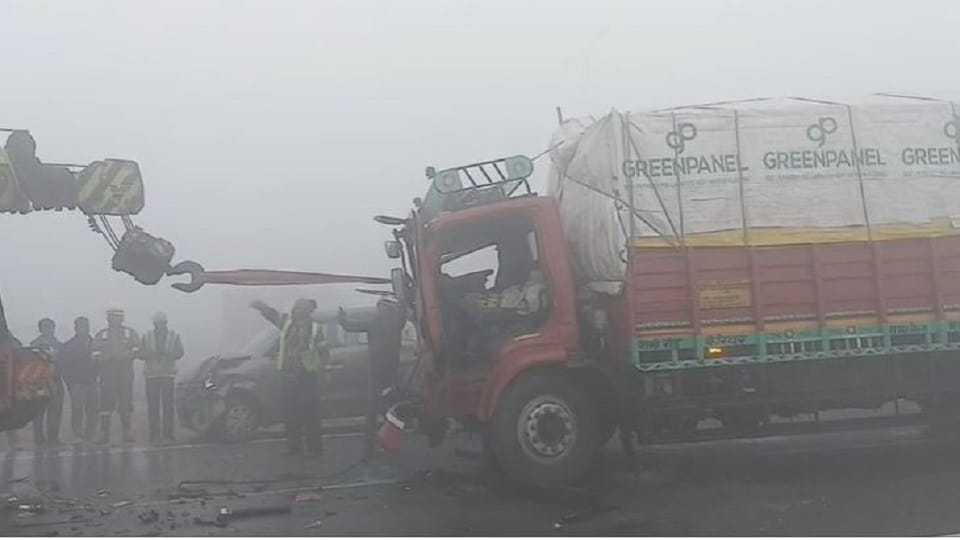 Several vehicles collided on the Bareilly-Jaipur highway in Mathura due to dense fog