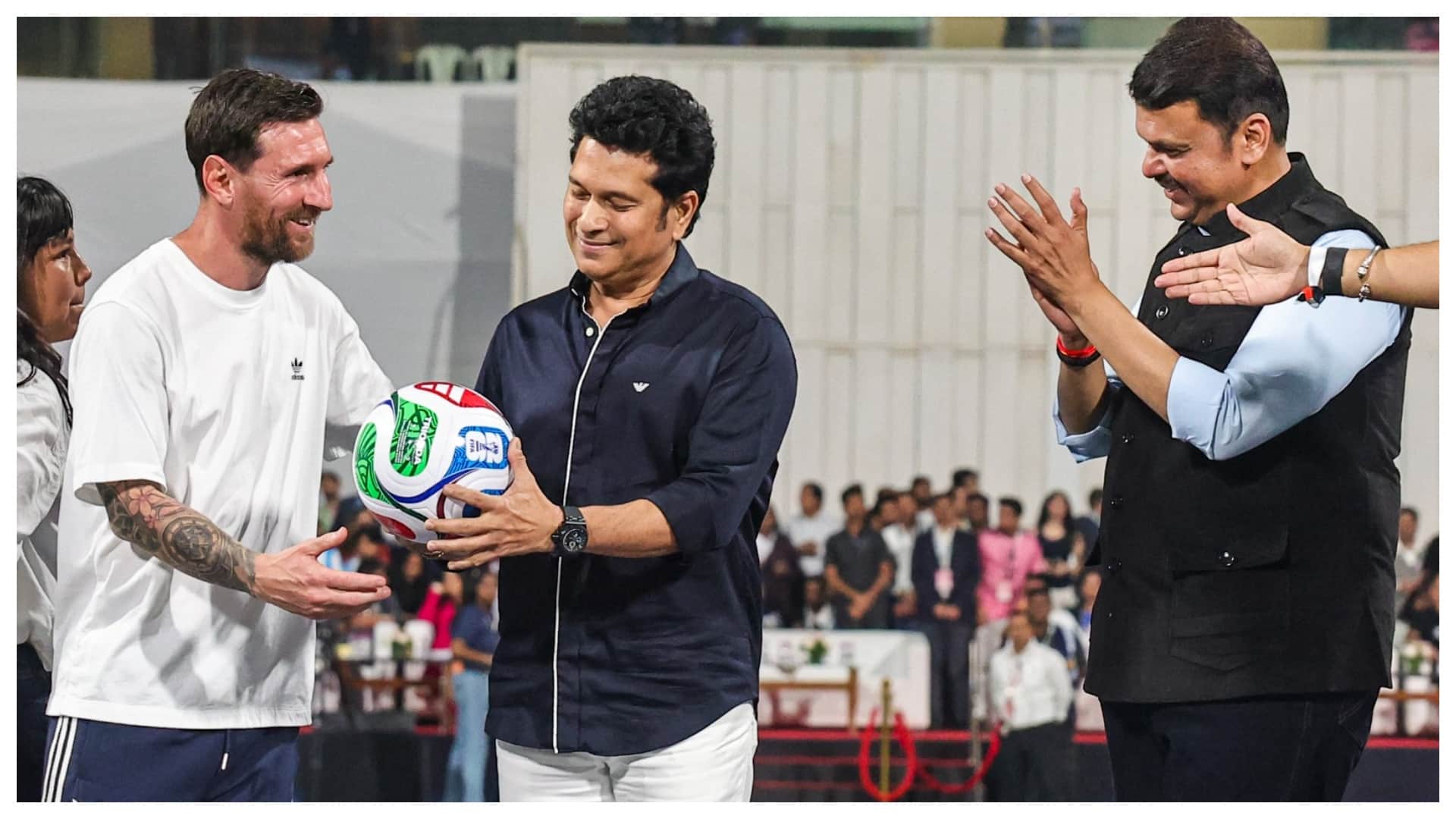 मुंबई में कार्यक्रम के दौरान मेसी, सचिन और फडणवीस