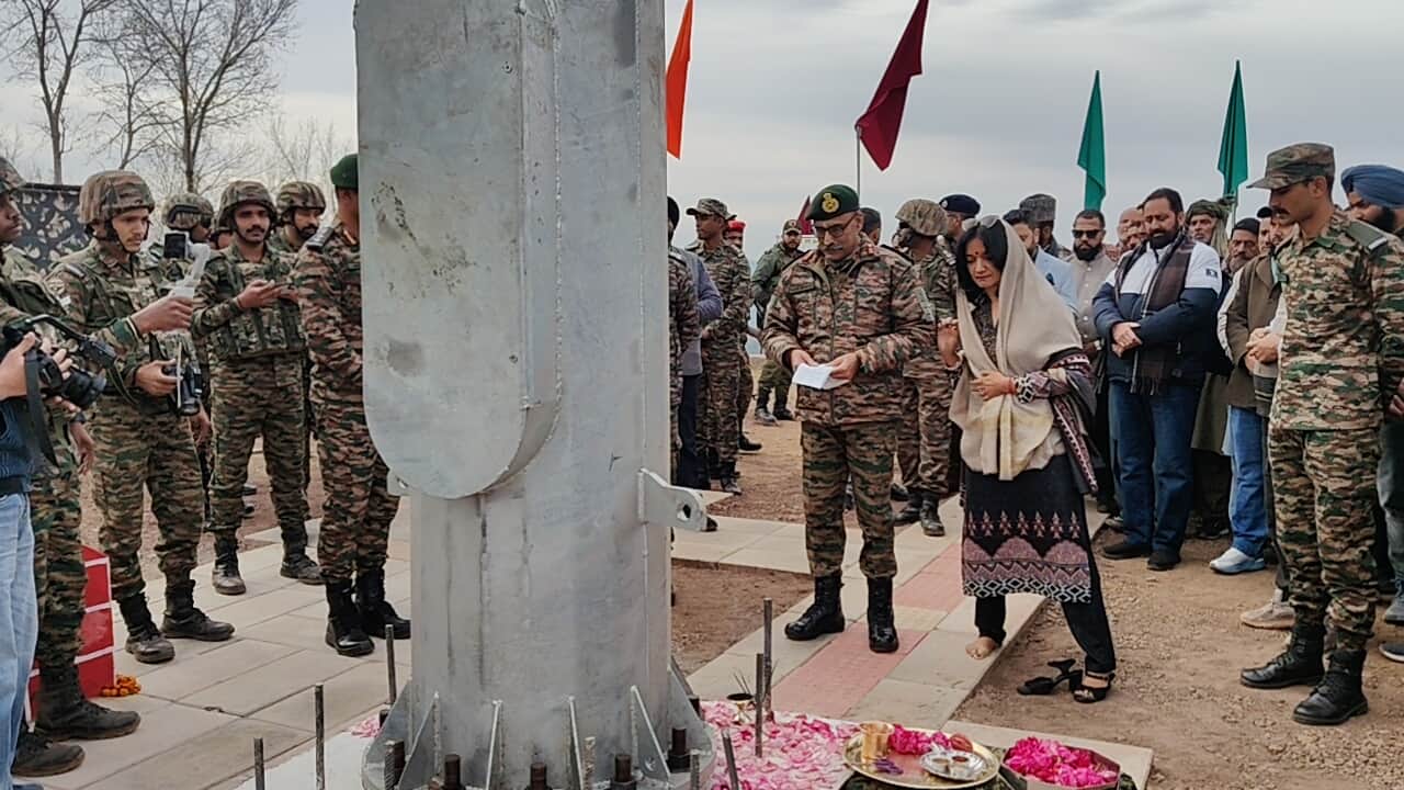 पुंछ जिले में भारत-पाकिस्तान नियंत्रण रेखा पर 105 फुट ऊंचे तिरंगे का नींव पत्थर रखने के दाैरान जीओस