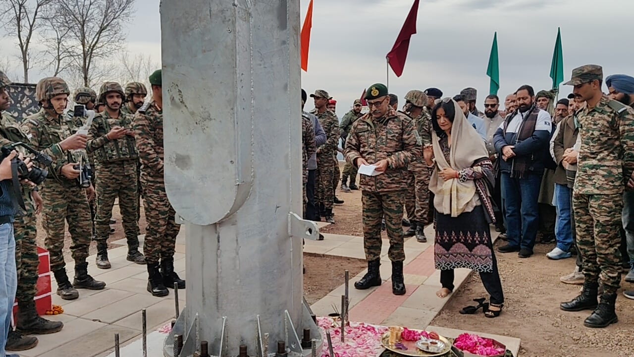 पुंछ जिले में भारत-पाकिस्तान नियंत्रण रेखा पर 105 फुट ऊंचे तिरंगे का नींव पत्थर रखने के दाैरान जीओस
