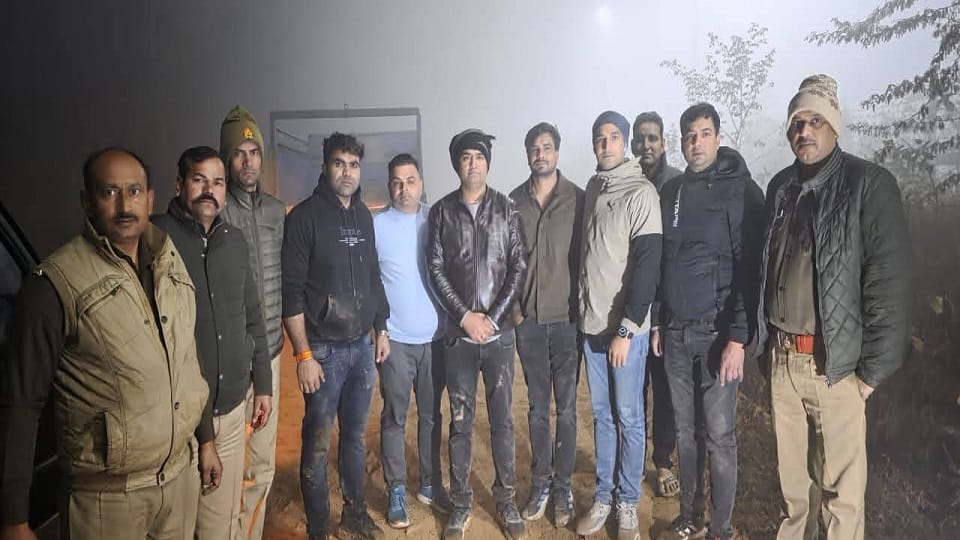 Police encounter with wire theft gang in Mathura, one criminal was injured
