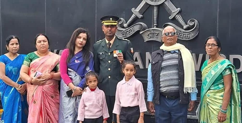 प्रणव कुमार मेडल दिखाते हुए परिवार के साथ एक समूह चित्र में।