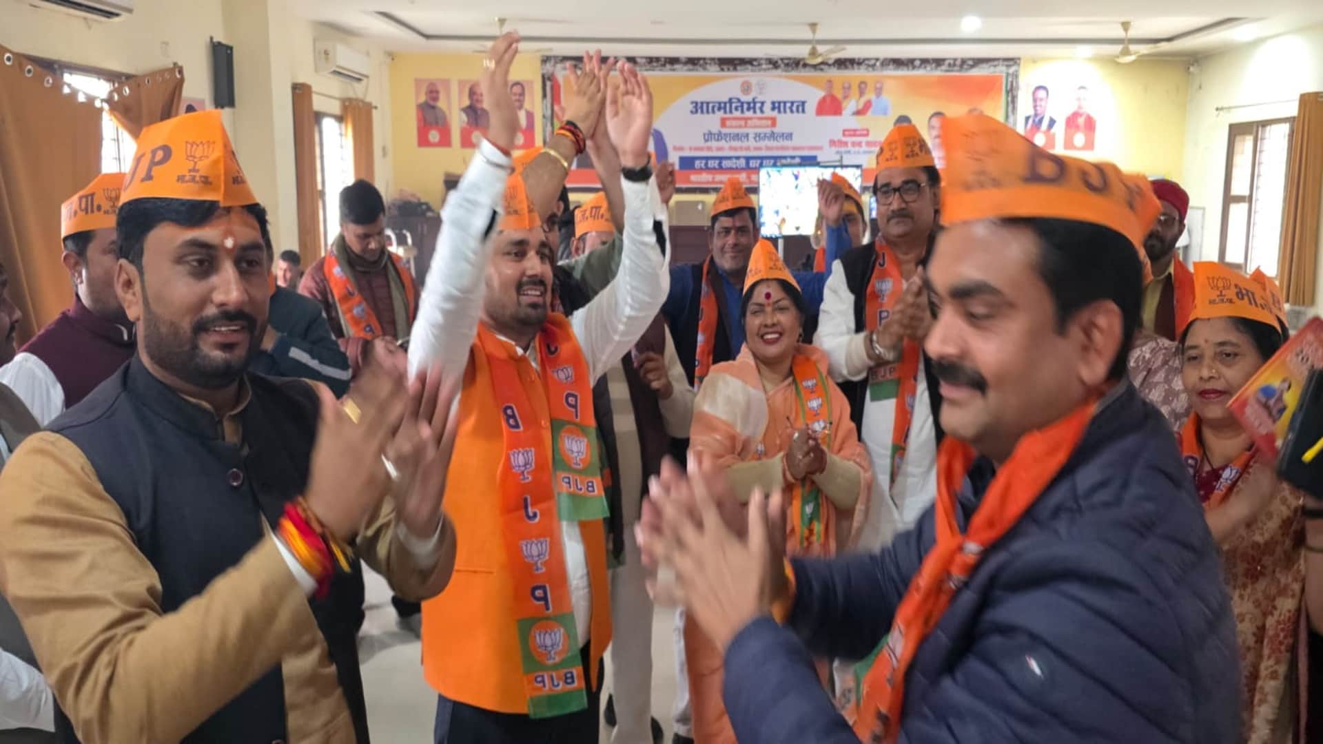 प्रयागराज भाजपा कार्यालय में नया प्रदेश अध्यक्ष पंकज चौधरी को बनाने पर खुशी मनाते कार्यकर्ता।