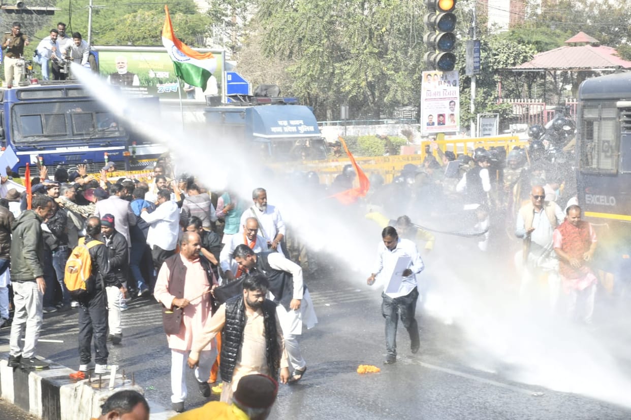 MP News: Protest against IAS Santosh Verma in Bhopal, police use water cannon