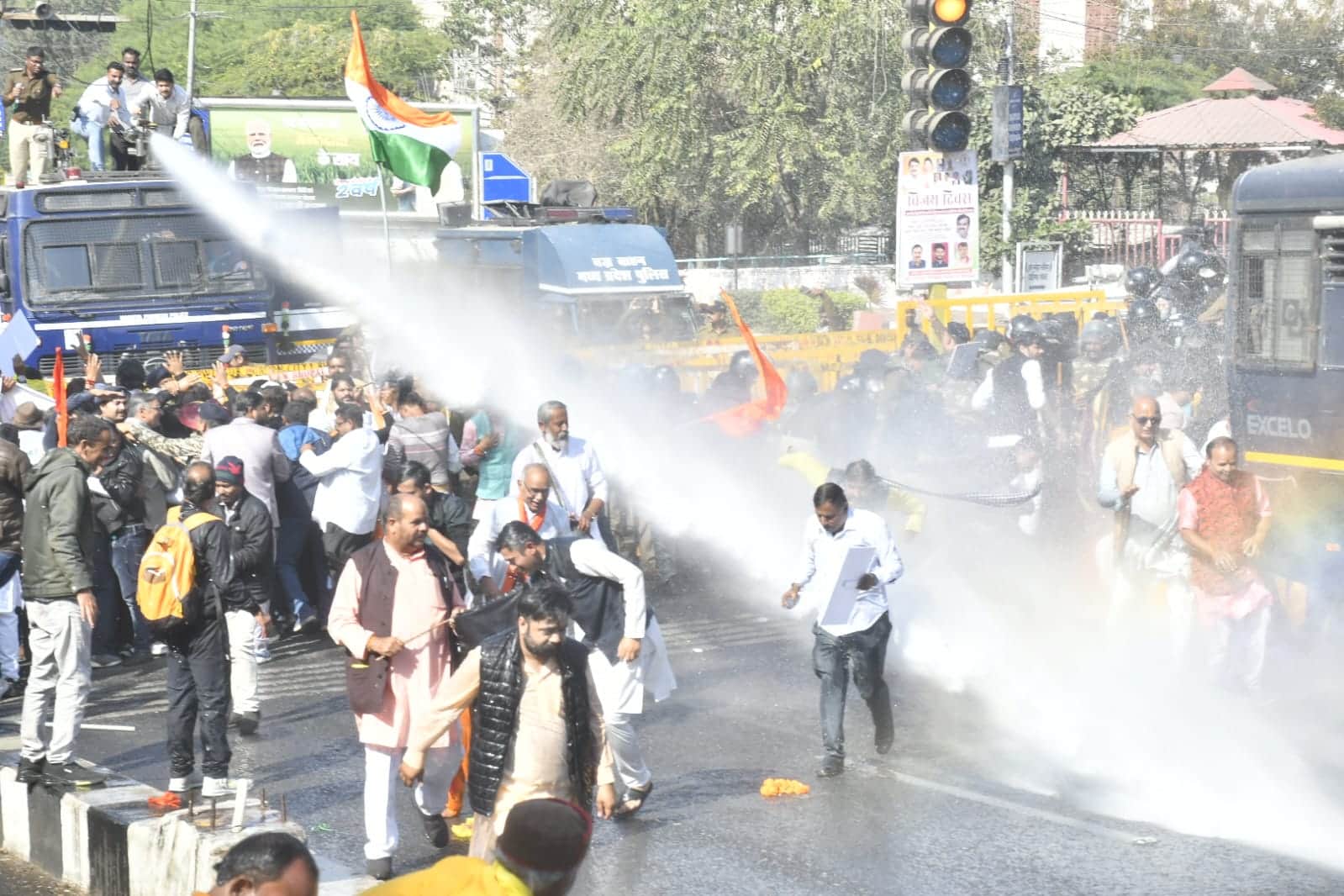 रोशनपुरा पर प्रदर्शनकारियों पर वॉटर केनन चलाते पुलिसकर्मी