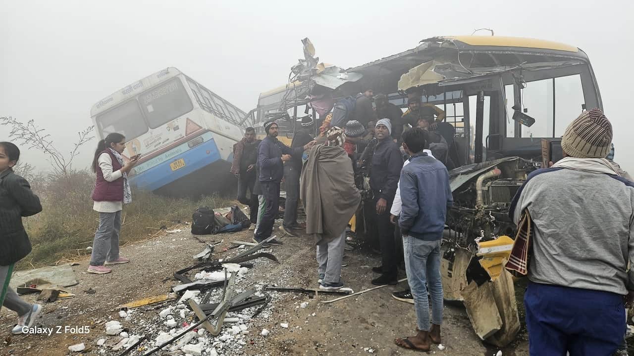 स्कूल बस रोडवेज से टकराई