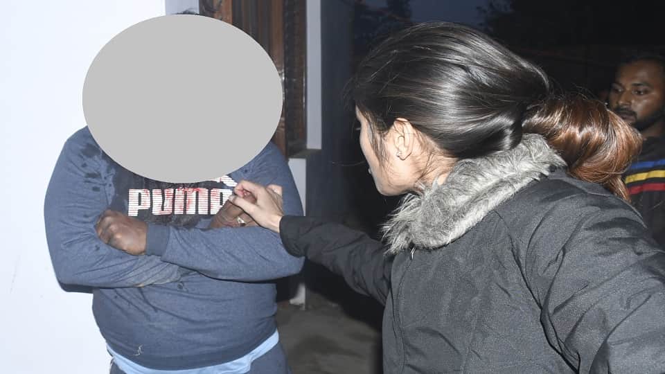 सिर फूटने पर लहूलुहान टेंपो चालक और युवती।