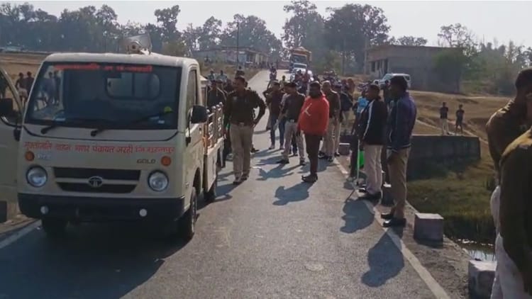 Surajpur Road Accident: ट्राला ने बाइक को मारी टक्कर, दो लोगों की मौत; आक्रोशित ग्रामीणों ने किया चक्का जाम