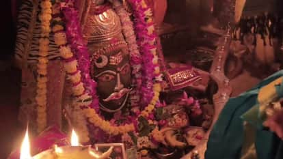 Ujjain Mahakal: During the Bhasma Aarti, Baba Mahakal gave darshan in his three-eyed form.