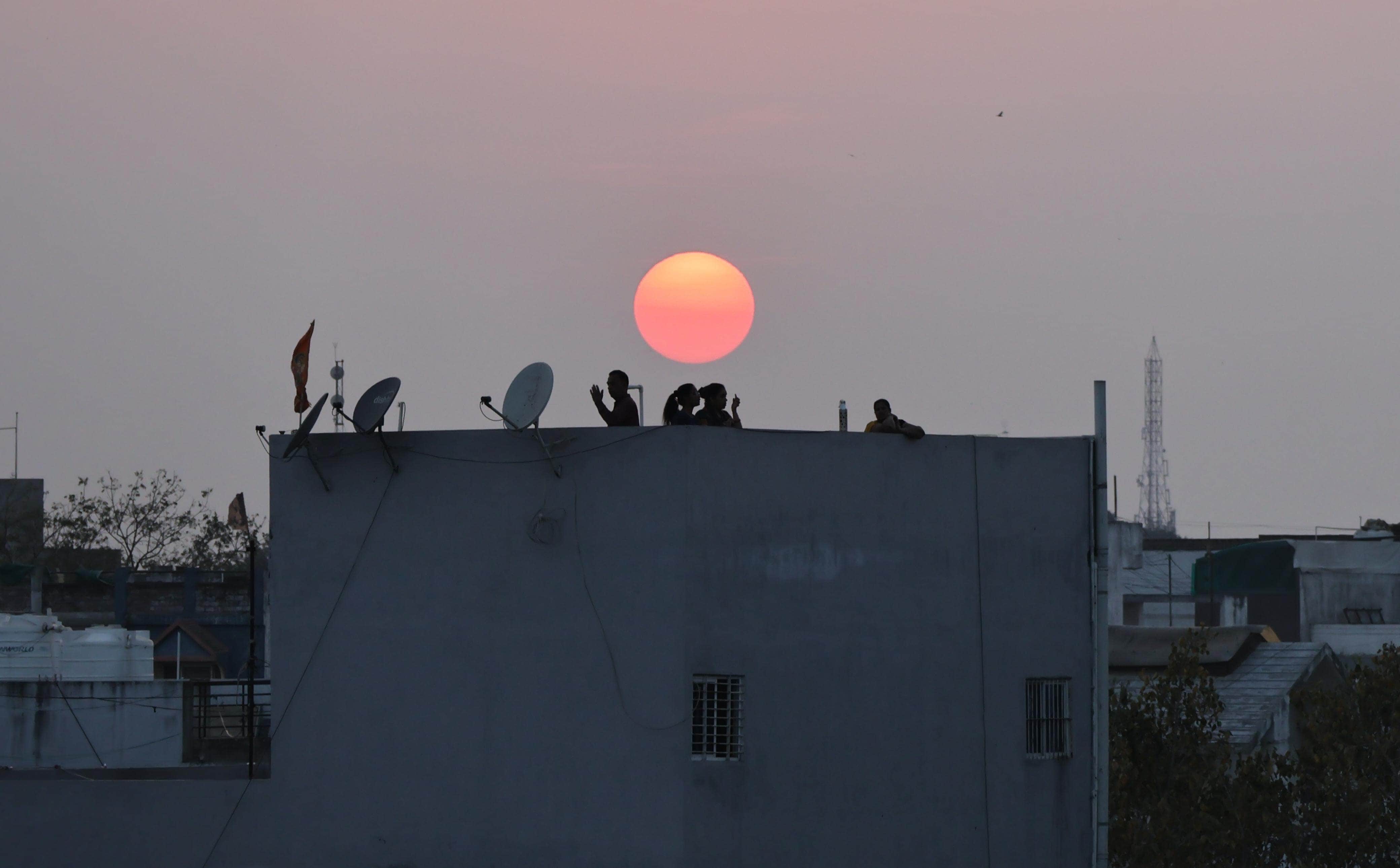 दिन ढलते ही ठंड बढ़ रही है इंदौर में।