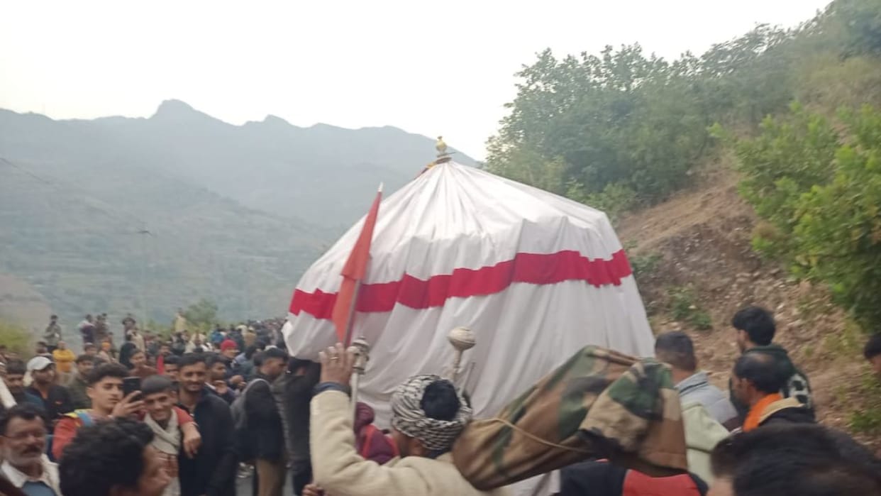 Chalda Mahasu arrives in Himachal drawing a massive crowd of devotees crosses the Tons River