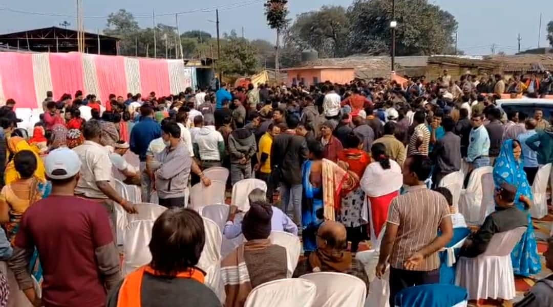 धनबाद जहरीली गैस रिसाव से मचा हड़कंप, लोगों की जुटी भीड़।