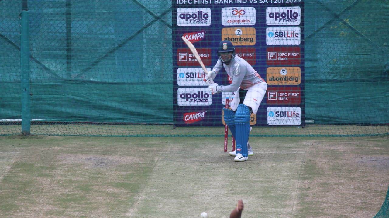 धर्मशाला क्रिकेट स्टेडियम में नेट पर बल्लेबाजी का अभ्यास करते हुए शुभमन गिल।