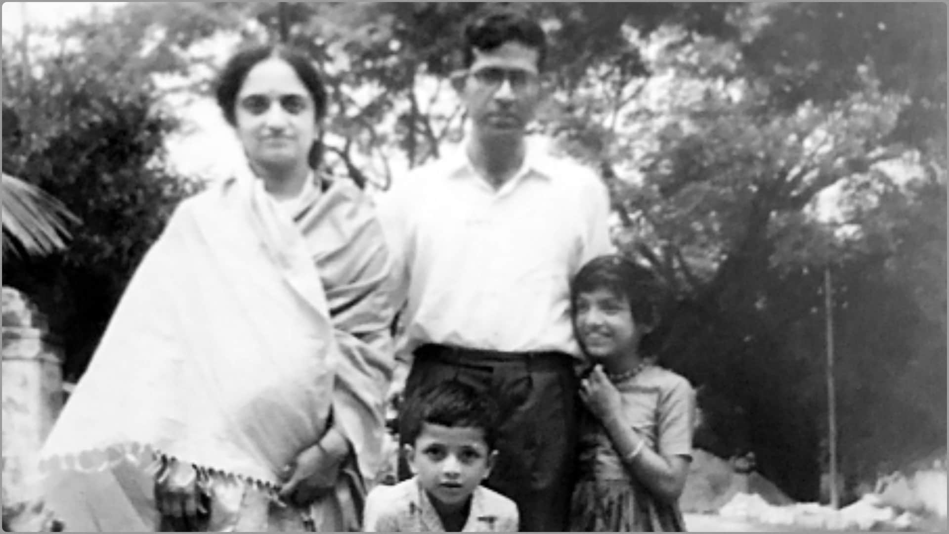 मां और पिताजी के साथ की एक पुरानी तस्वीर