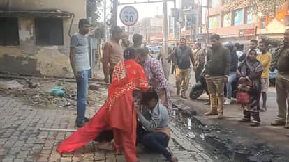 Kanpur: Police stood by as silent spectators while women beat a young woman in the middle of the street