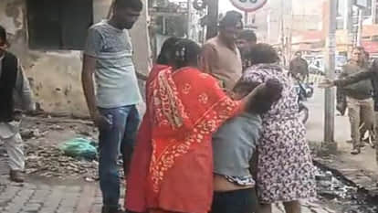 Kanpur: Police stood by as silent spectators while women beat a young woman in the middle of the street