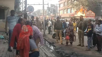 Kanpur: Police stood by as silent spectators while women beat a young woman in the middle of the street