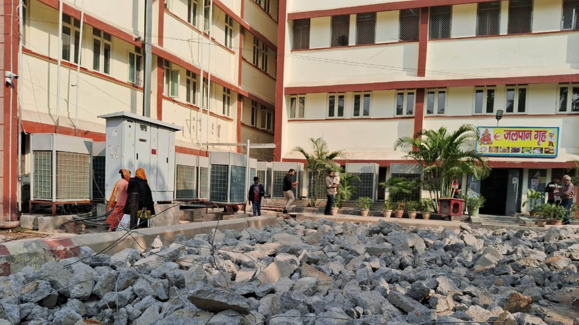 आईएमएस बीएचयू के एमसीएच विंग के सामने उखाड़ दी सड़क